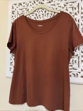 Quince Scoop Neck Short Sleeve Tee in Rust Brown